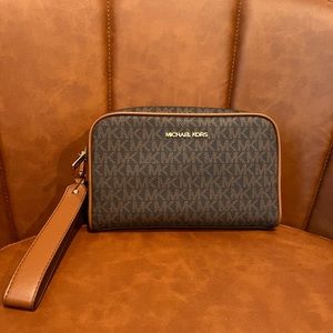 ❌SOLD❌ Nearly new Michael Kors Double Zip Wristlet